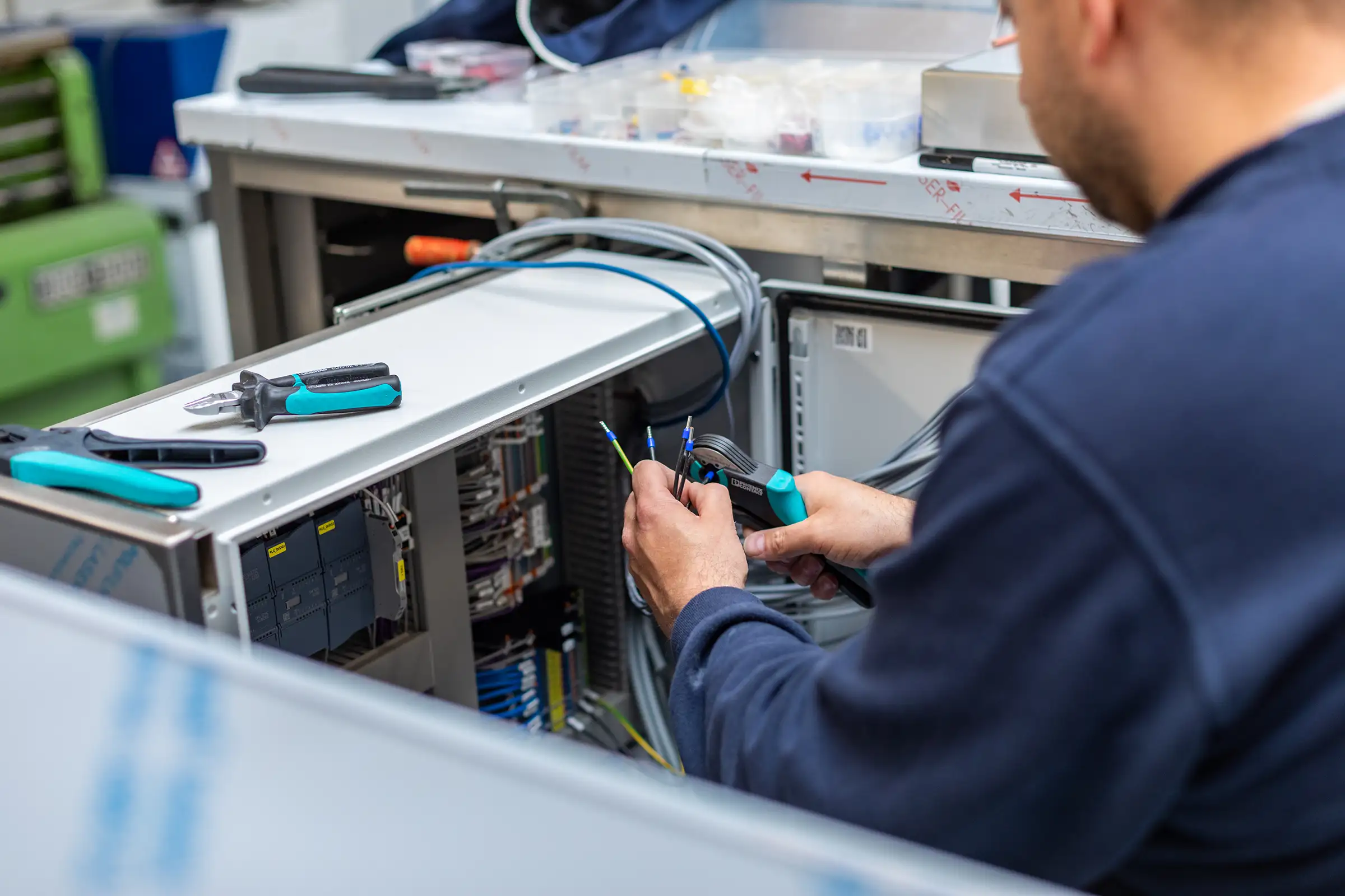 Techneut van PMT aan het werk