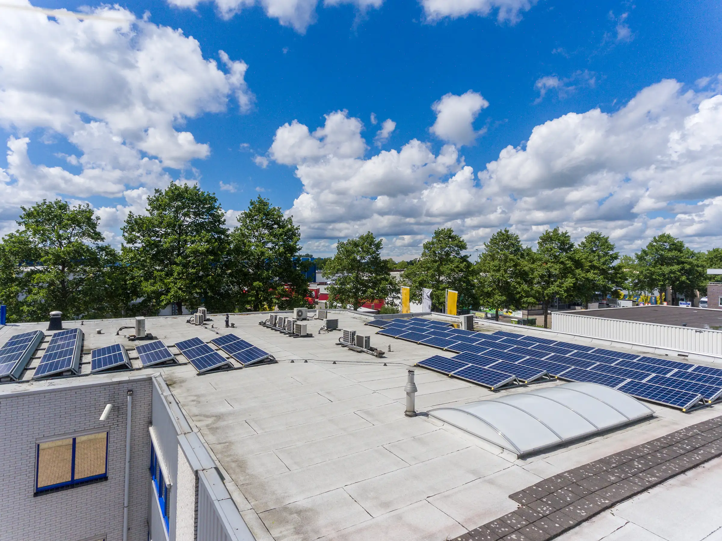 Het dak bij PMT ligt vol zonnepanelen